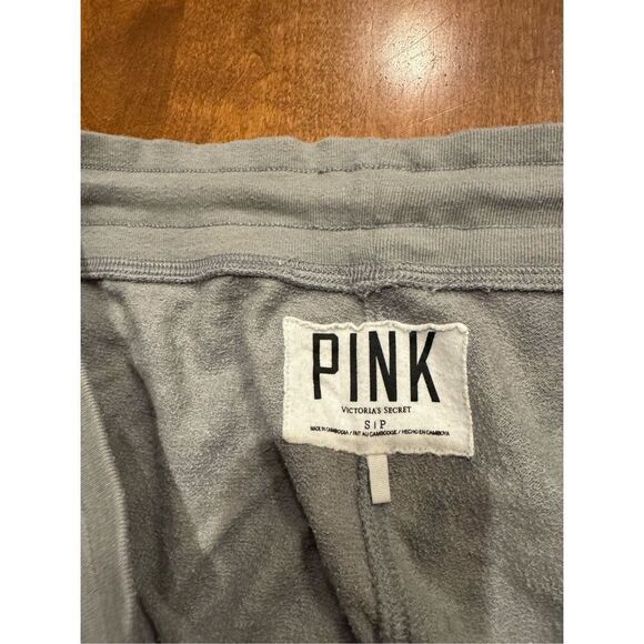 Woman’s Victoria’s Secret pink leopard print joggers from 2013 size small - Picture 4 of 7
